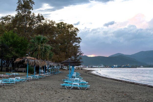 Playa con sombrillas y hamacas en la costa del mar Egeo, Grecia