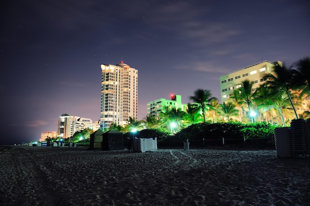 Foto gratuita playa del sur de miami en la noche