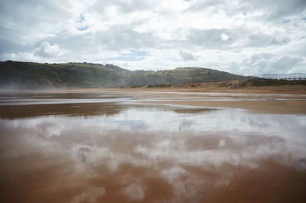 Playa de surfistas oceánicos totalmente vacía en la mañana