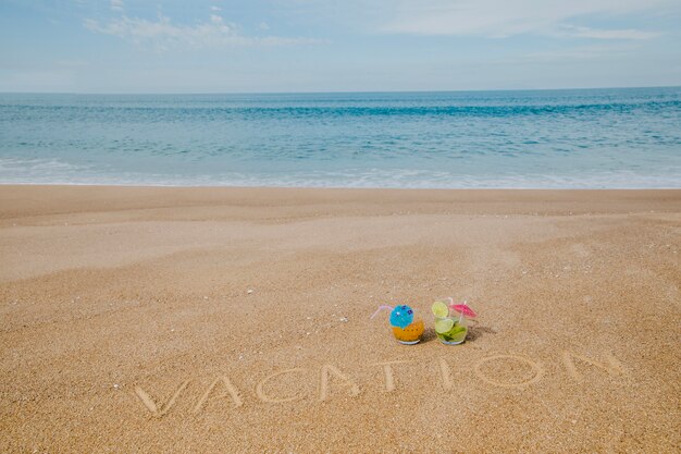 Playa tropical con cócteles e inscripción