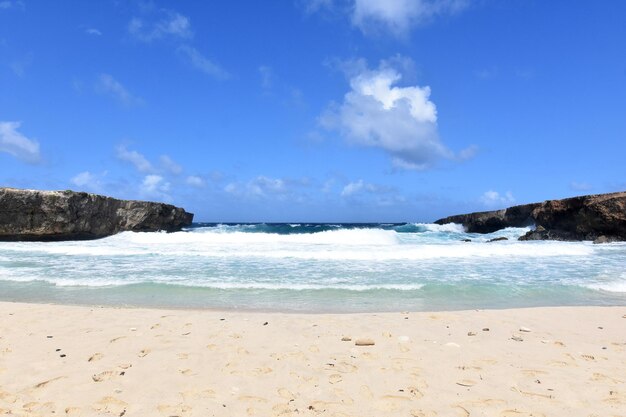 Playa tropical desierta en la parte trasera de Aruba