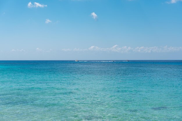 Playa tropical en un día soleado