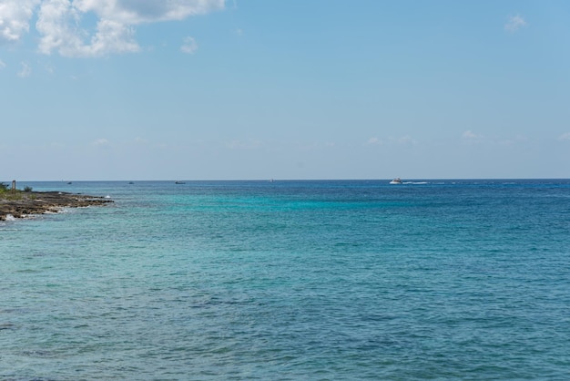 Playa tropical en un día soleado