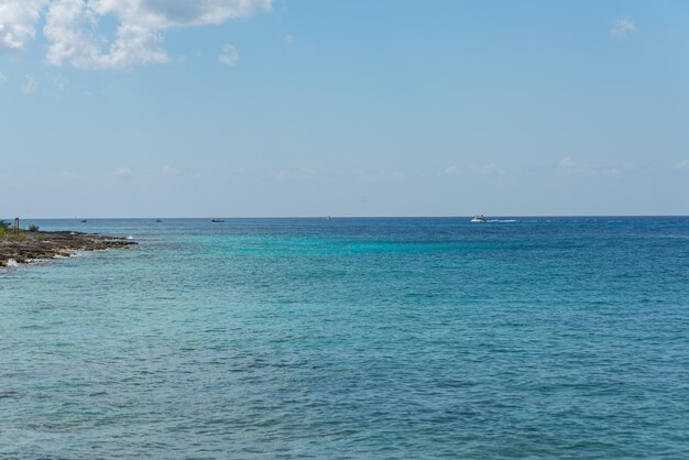 Playa tropical en un día soleado