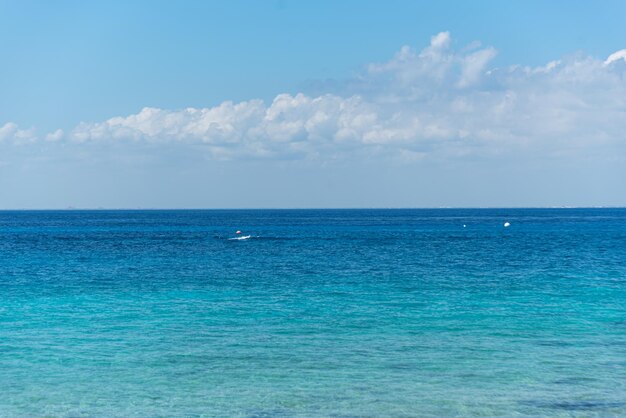 Playa tropical en un día soleado