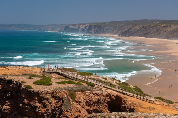 Playa tropical perfecta para pasar las tardes de verano en Algarve, Portugal