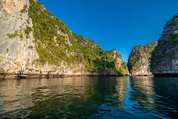 Las playas de las islas Ko Phi Phi y la península de Rai ley están enmarcadas por impresionantes acantilados de piedra caliza. Se enumeran regularmente entre las mejores playas de Tailandia.