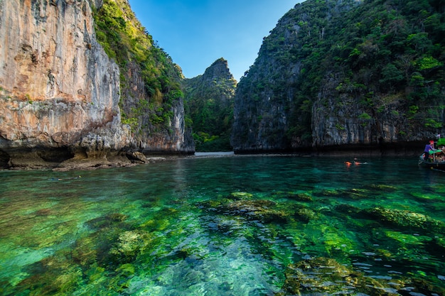 Las playas de las islas Ko Phi Phi y la península de Rai ley están enmarcadas por impresionantes acantilados de piedra caliza. Se enumeran regularmente entre las mejores playas de Tailandia.