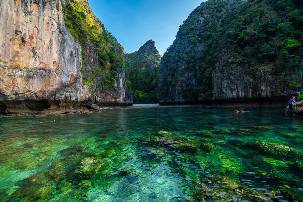 Las playas de las islas Ko Phi Phi y la península de Rai ley están enmarcadas por impresionantes acantilados de piedra caliza. Se enumeran regularmente entre las mejores playas de Tailandia.