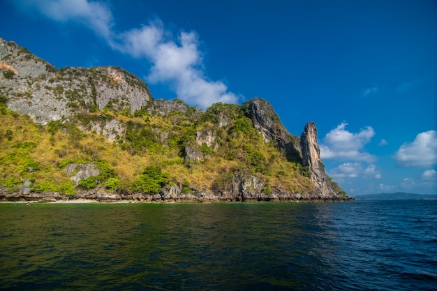 Las playas de las islas Ko Phi Phi y la península de Rai ley están enmarcadas por impresionantes acantilados de piedra caliza. Se enumeran regularmente entre las mejores playas de Tailandia.