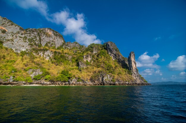 Las playas de las islas Ko Phi Phi y la península de Rai ley están enmarcadas por impresionantes acantilados de piedra caliza. Se enumeran regularmente entre las mejores playas de Tailandia.