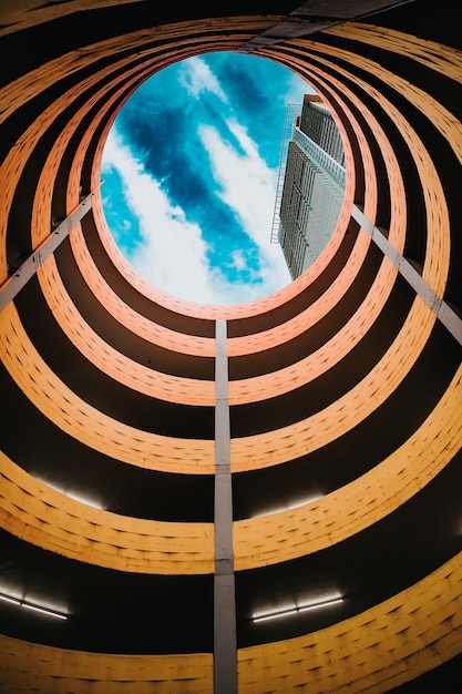 Plaza de aparcamiento en espiral, fondo de arquitectura