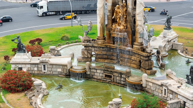 Plaza de España, el monumento con fuente y esculturas en Barcelona, España. Tráfico