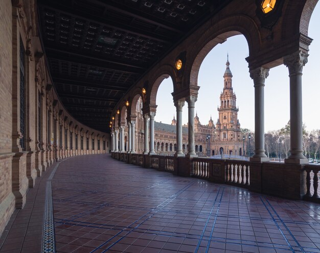 Plaza de España rodeada de edificios durante el día en Sevilla, España.