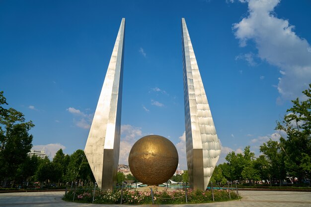 Plaza con monumento abstracto