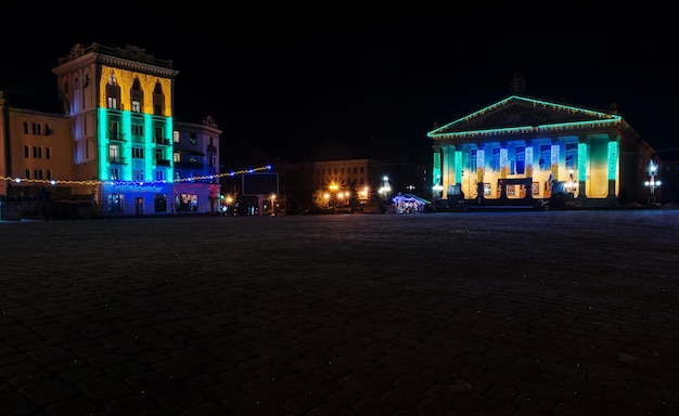 Plaza principal de las luces de la ciudad de noche en Ternopil Ucrania Europa