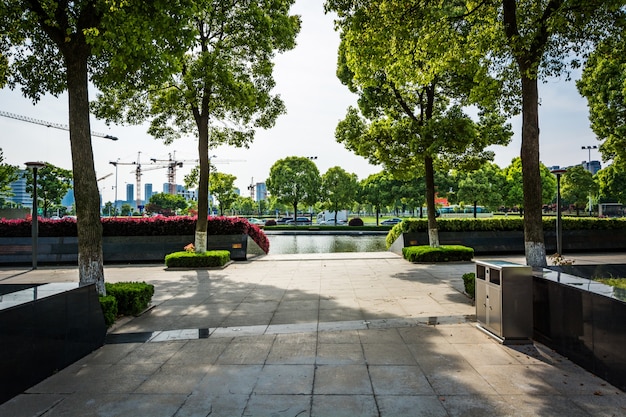 Plaza pública con piso de la calle vacía en el centro de la ciudad