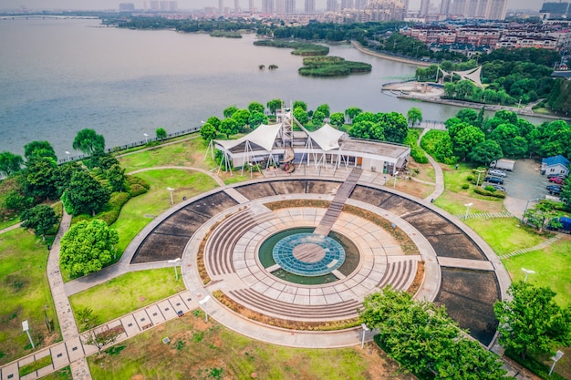 Plaza vacía y el lago en el parque de la ciudad