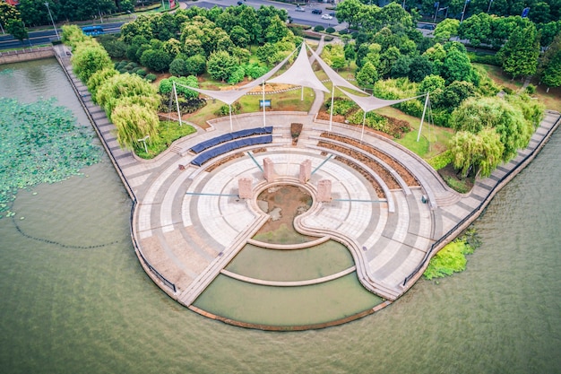 Foto gratuita plaza vacía y el lago en el parque de la ciudad