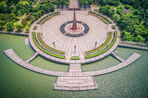 Plaza vacía y el lago en el parque de la ciudad