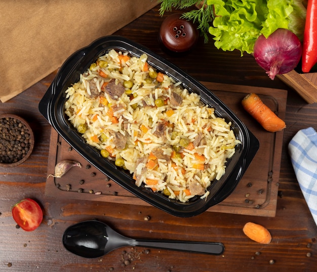 Plov, guarnición de arroz con verduras, zanahorias, castañas y trozos de carne.