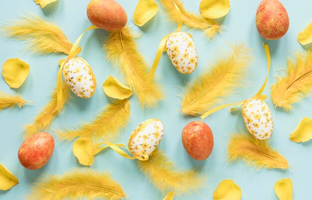 Plumas y huevos de pascua pintados