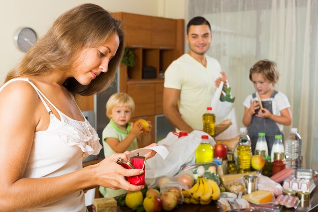 Pobre familia con bolsas de comida