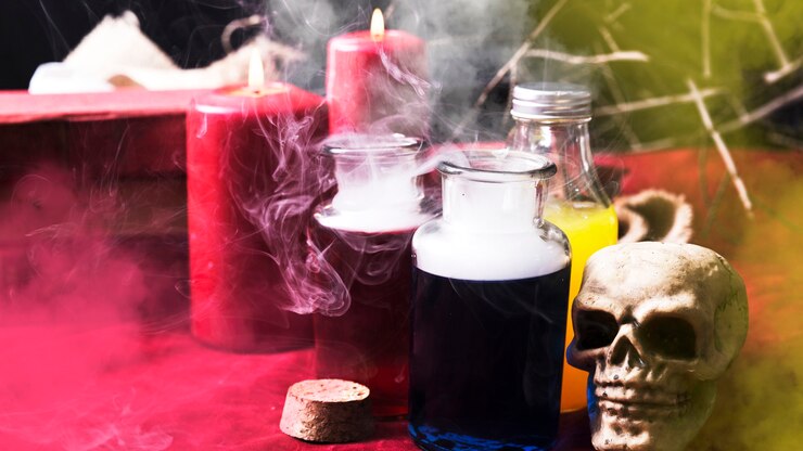 Foto gratuito pociones coloridas y velas con decoraciones de halloween
