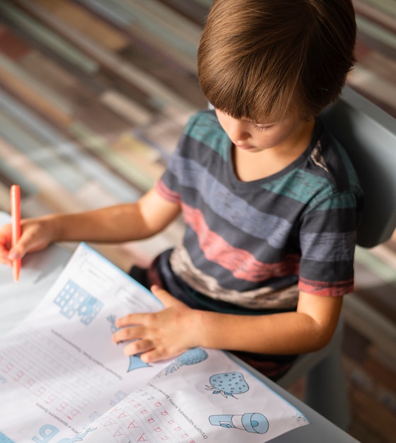 Poco estudiante escribiendo en línea