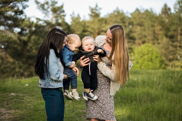 Poco familia feliz niña verano hija