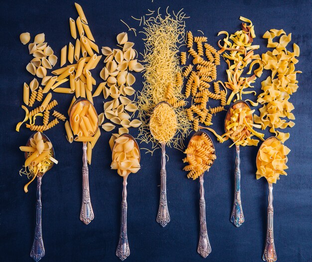 Un poco de macarrones preparados en 7 cucharadas y alrededor