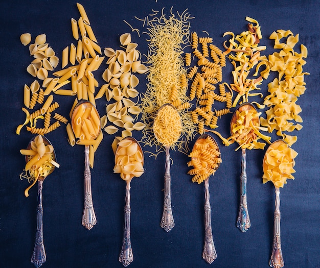 Un poco de macarrones preparados en 7 cucharadas y alrededor