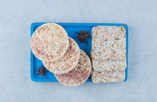 Un poco de pastel de arroz y canela a bordo sobre mármol.