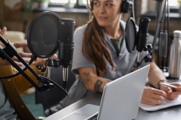 Podcast de grabación de mujer joven sonriente