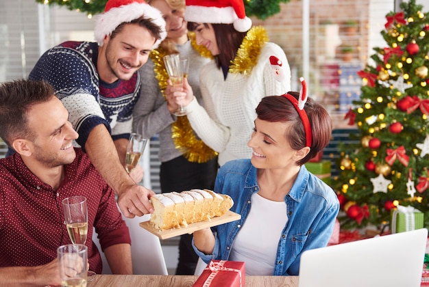 Foto gratuita ¿podemos probar un delicioso pastel de navidad?