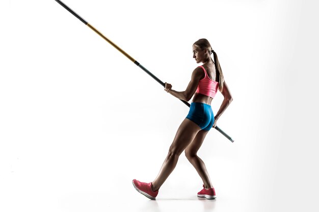 Poder, belleza y pureza. Formación profesional de salto con pértiga femenino sobre fondo blanco de estudio.