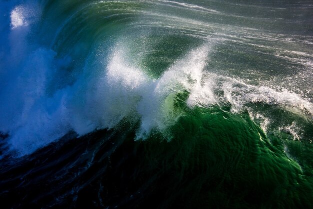 Poderosas olas en el mar