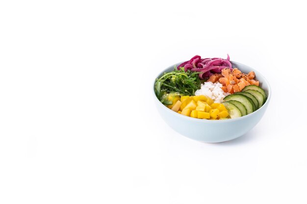 Poke bowl con arroz salmónpepinomangocebollawakame ensalada semillas de amapola y semillas de girasol aisladas sobre fondo blanco