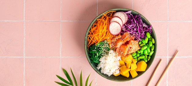 Poke bowl hawaiano con salmón en un tazón con algas, semillas de sésamo y repollo Vista superior plana Banner