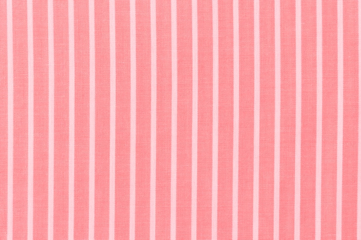 Photo Gratis pola garis-garis putih abstrak pada latar belakang tekstil merah