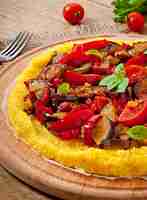 Foto gratuita polenta con verduras - pizza de sémola de maíz con tomate y berenjena