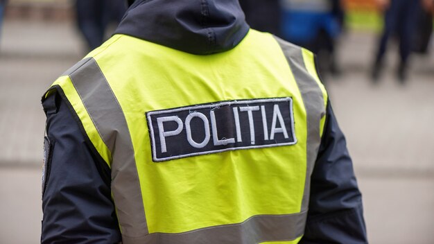 Policía y personas que protestaban por elecciones anticipadas frente al edificio de la corte constitucional