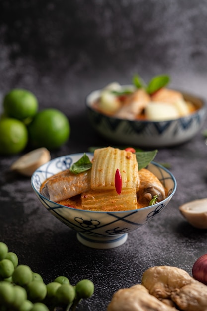 Pollo al curry con melón de invierno, con setas, ajo, guindilla y albahaca