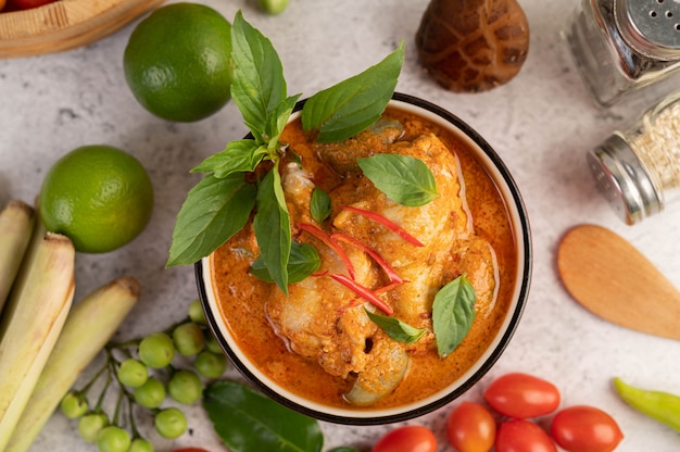 Foto gratuita pollo al curry rojo en una taza negra