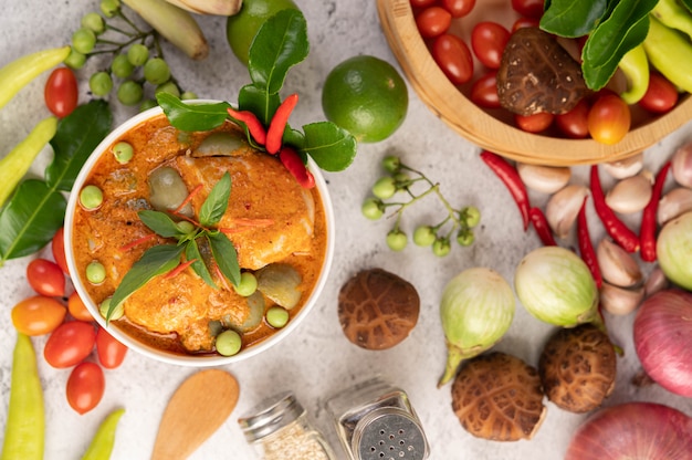 Foto gratuita pollo al curry rojo en una taza negra