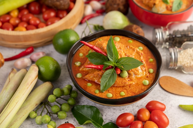 Foto gratuita pollo al curry rojo en una taza negra