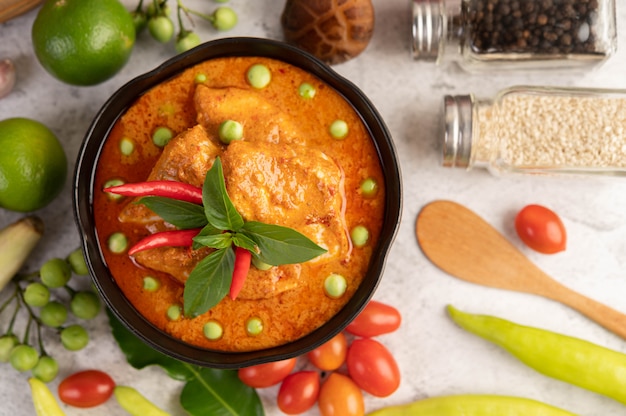 Foto gratuita pollo al curry rojo en una taza negra