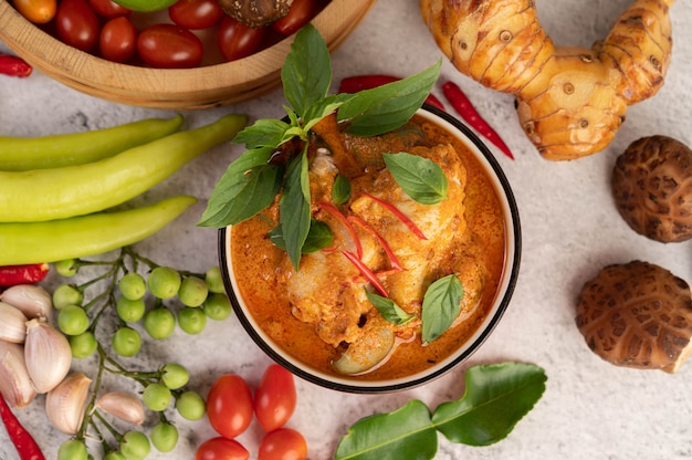 Foto gratuita pollo al curry rojo en una taza negra