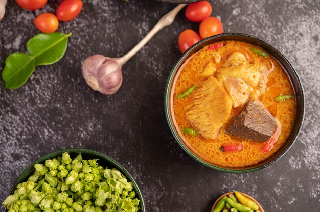 Pollo al curry en una taza negra.