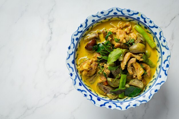 Pollo al curry verde de comida tailandesa sobre fondo de mármol